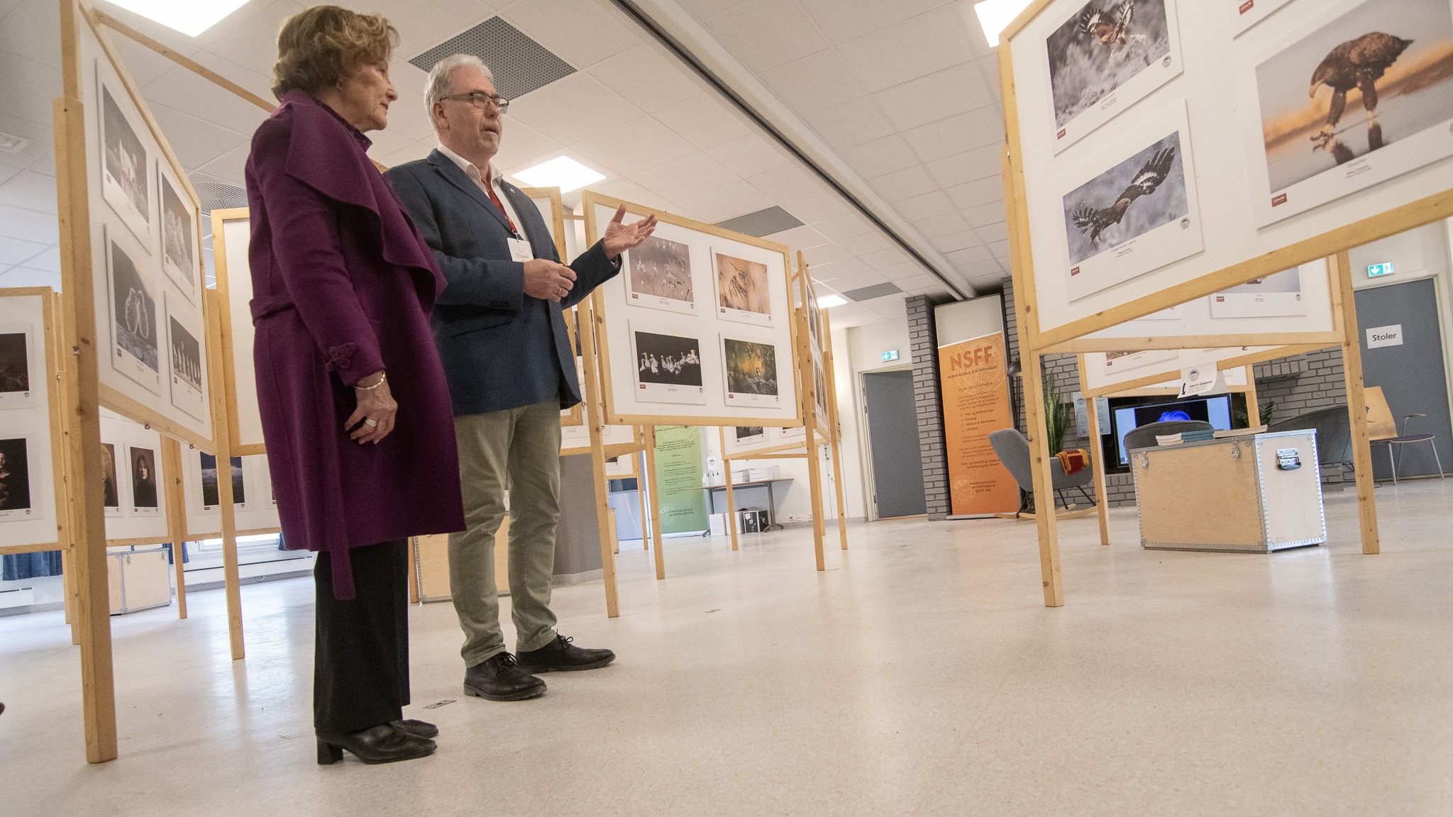 Jan Erik Bamrud viser Dronningen utstillingen til Norsk Selskap for Fotografi. (Foto: Per Flakstad)