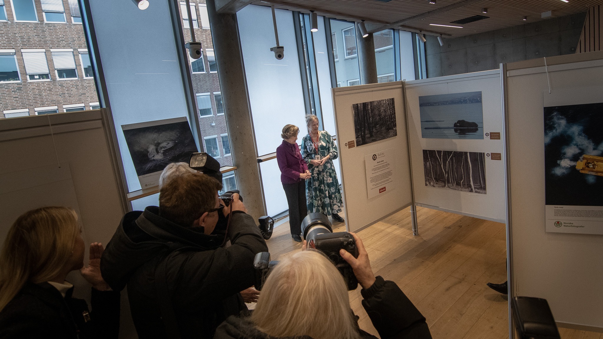 Heidi Mellingen og dronningen foran flokken med fotografer. (Foto: Per Flakstad)