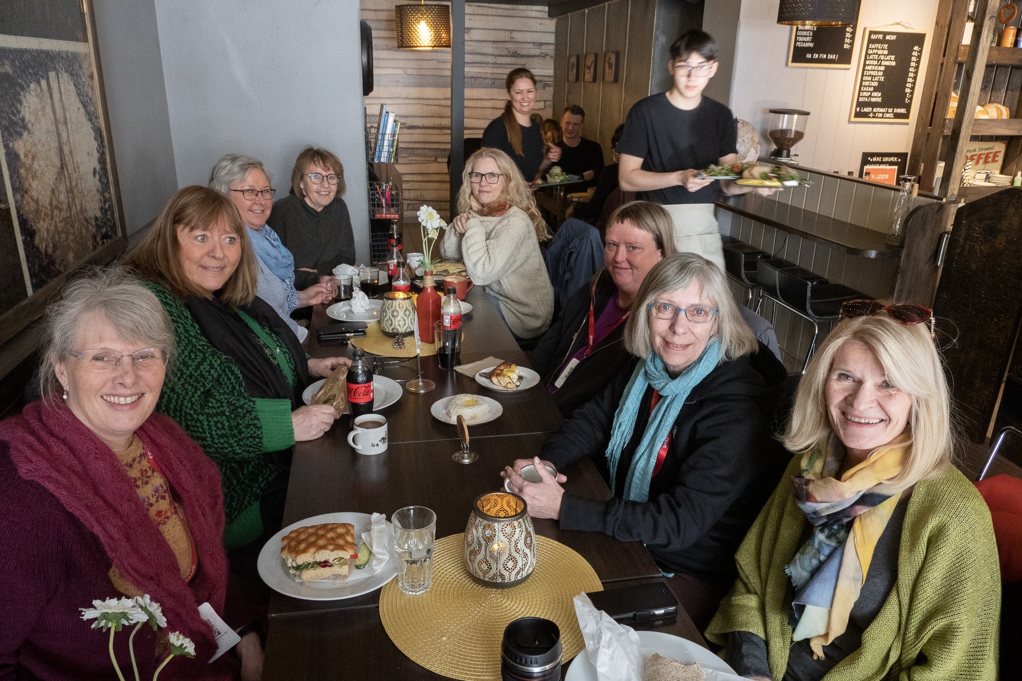Kvinnelunsjen på Café Sjarm er blitt en tradisjon som mange setter stor pris på. (Foto: Kari Kløvstad)