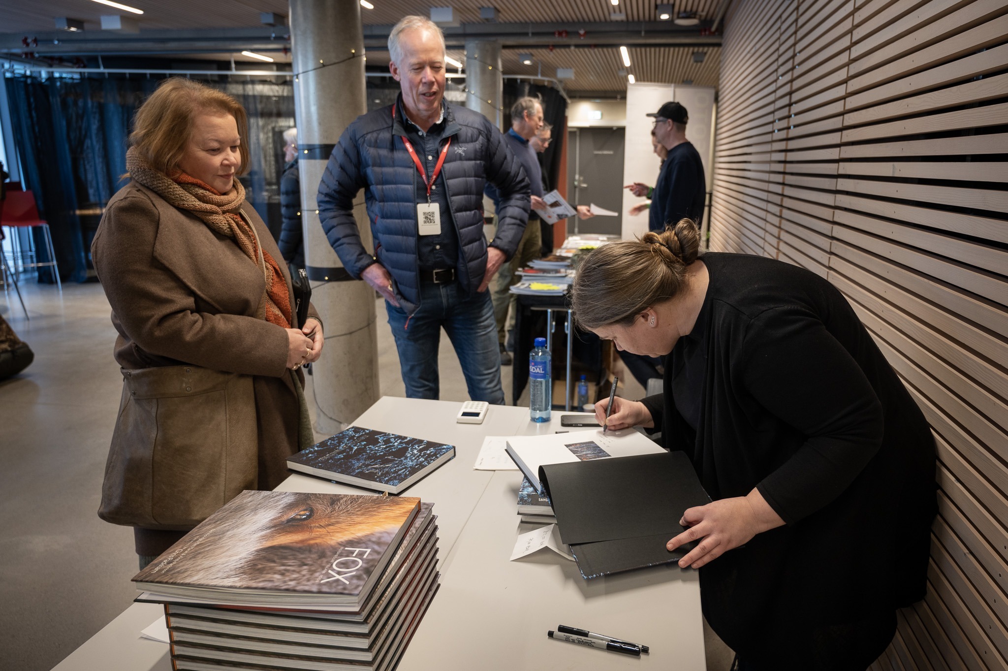 Sandra Bartocha signerer bøker. (Foto: Per Flakstad)